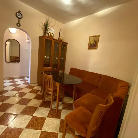 Fantastic 2 Bedroom - Top Center * Sofie