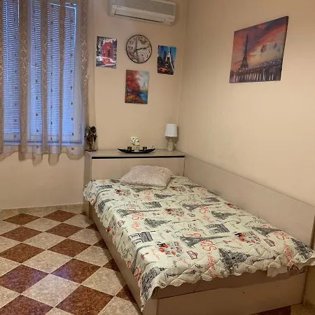 Fantastic 2 Bedroom - Top Center