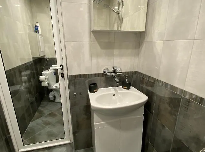 Fantastic 2 Bedroom - Top Center