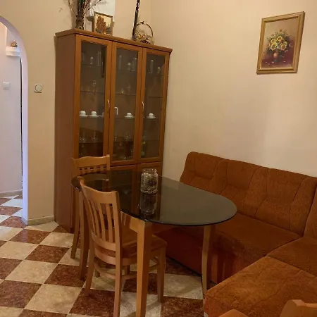 Fantastic 2 Bedroom - Top Center *