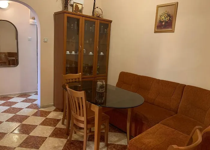 Fantastic 2 Bedroom - Top Center *